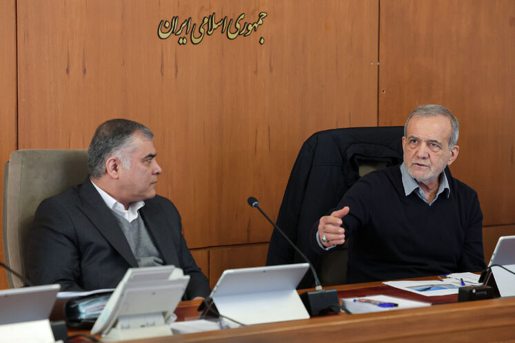 از راست: مسعود پزشکیان، رئیس‌جمهوری و محسن پاک‌نژاد، وزیر نفت