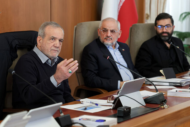 از راست: اسماعیل سقاب اصفهانی، معاون رئیس‌جمهوری و رئیس سازمان بهینه‌سازی و مدیریت راهبردی انرژی و محسن حاجی‌میرزایی، رئیس دفتر رئیس‌جمهوری و  مسعود پزشکیان، رئیس‌جمهوری