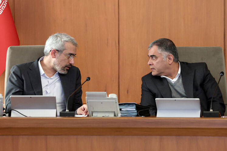 از راست: محسن پاک‌نژاد، وزیر نفت و سید علی مدنی‌زاده، وزیر امور اقتصادی و دارایی