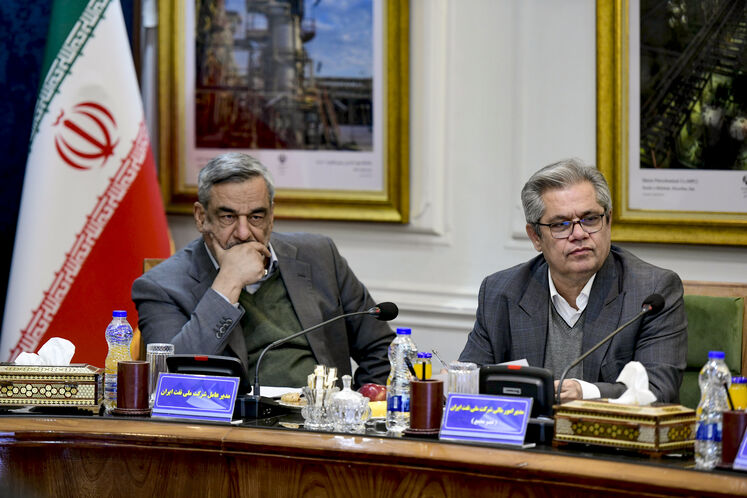 از راست: فرخ علیخانی، مدیر برنامه‌ریزی تلفیقی شرکت ملی نفت ایران و حمید بورد، مدیرعامل شرکت ملی نفت ایران