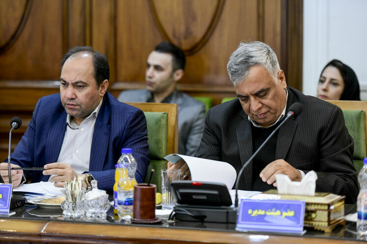 رضا عاقبتی، مدیر مهندسی و توسعه شرکت ملی نفت ایران (سمت چپ)