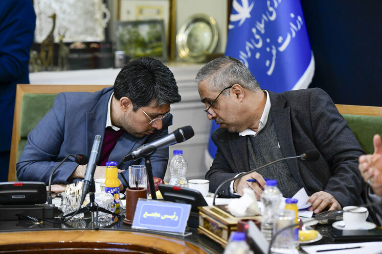 احمد زراعتکار، معاون برنامه‌ریزی وزیر نفت(سمت راست)