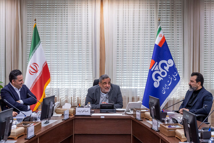 از راست: مسعود کشاورز، سرپرست روابط عمومی شركت ملی نفت ایران، حمید بورد، مدیرعامل شرکت ملی نفت ایران و سامان قدوسی، رئیس پیشین روابط عمومی شركت ملی نفت ایران