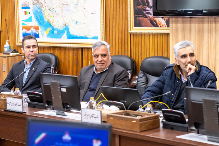  امیر مقیسه، مدیر سرمایه‌گذاری و کسب‌وکار شرکت ملی نفت ایران (سمت راست)