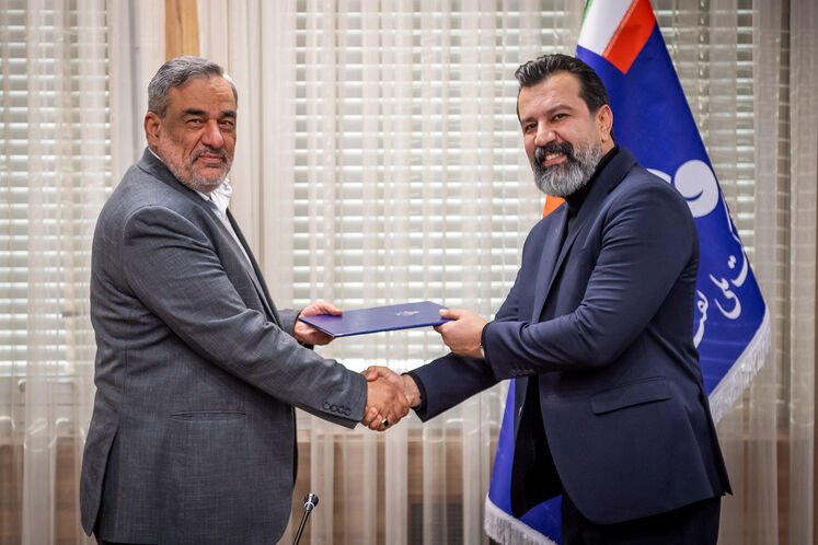 حمید بورد، مدیرعامل شرکت ملی نفت ایران (چپ) و مسعود کشاورز، سرپرست روابط عمومی شركت ملی نفت ایران