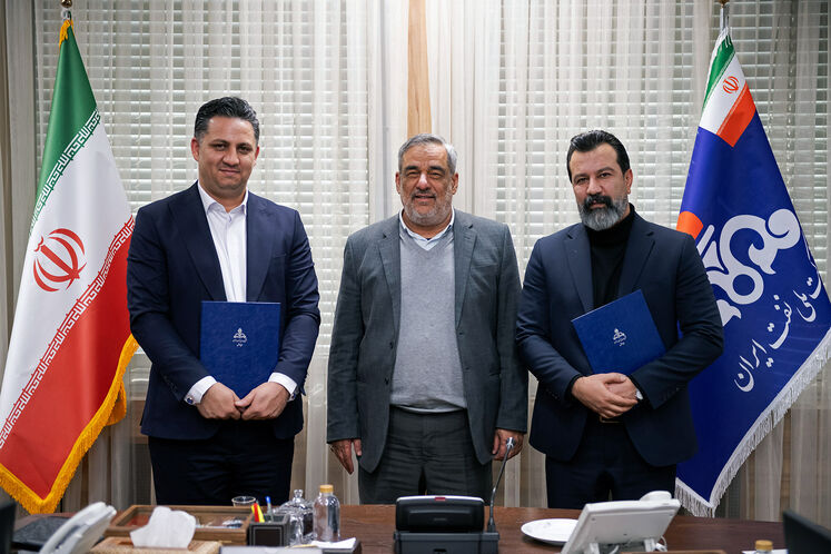 از راست: مسعود کشاورز، سرپرست روابط عمومی شركت ملی نفت ایران، حمید بورد، مدیرعامل شرکت ملی نفت ایران و سامان قدوسی، رئیس پیشین روابط عمومی شركت ملی نفت ایران