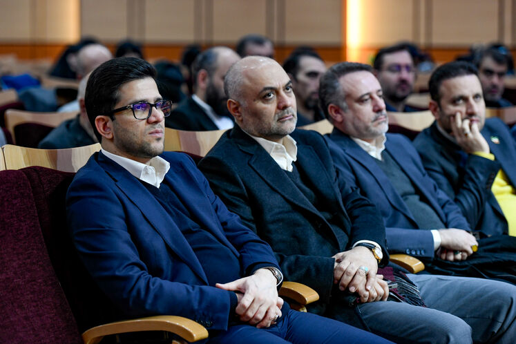 از راست: محمدصادق عظیمی‌فر، مدیرعامل شرکت ملی پالایش و پخش فرآورده‌های نفتی ایران و فرخ مهری‌نژاد، نماینده وزیر و مدیرکل هماهنگی رسیدگی به تخلفات اداری کارکنان وزارت نفت