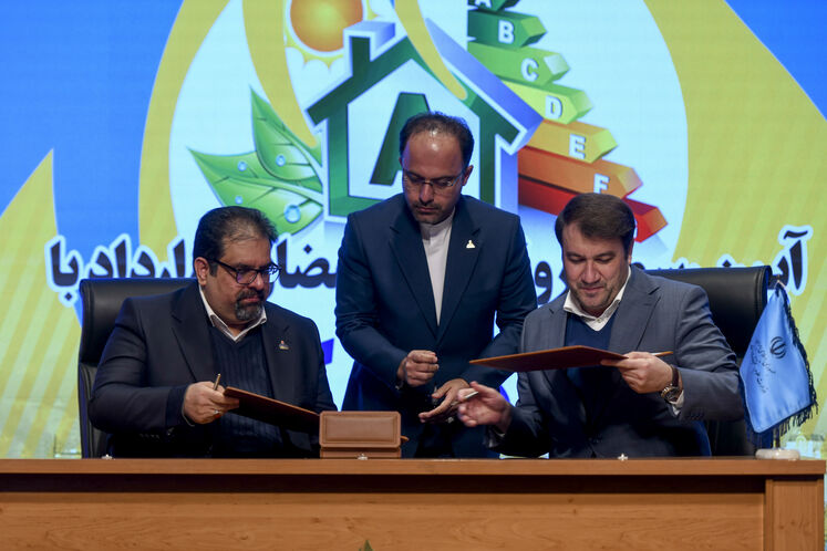 از راست: مهدی پندار، معاون اداری، مالی و مدیریت منابع وزارت علوم و سعید توکلی، مدیرعامل شرکت ملی گاز ایران