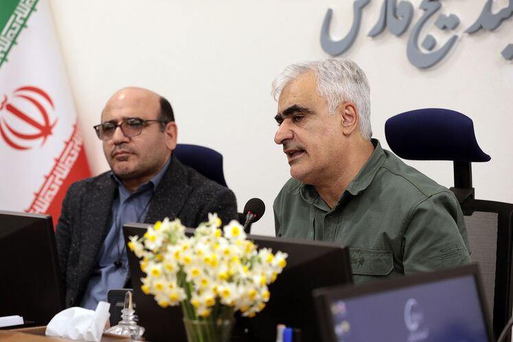 از راست: حسن نشان‌زاده، مدیرعامل پالایشگاه گاز بیدبلند خلیج فارس و ناصر مولایی، سرپرست اداره کل تشکیلات روش‌ها و تعالی سازمانی وزارت نفت