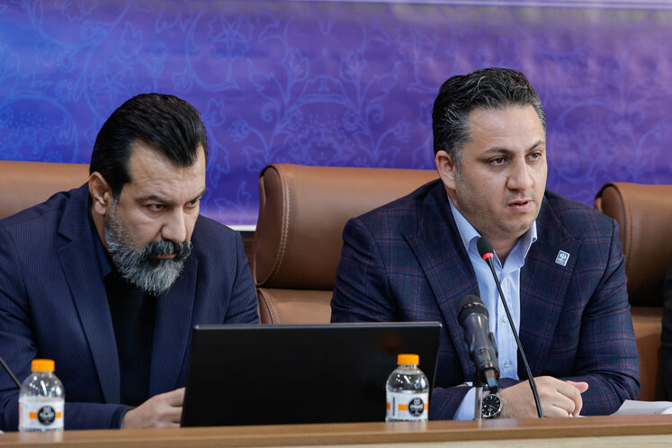 از راست: سامان قدوسی، سرپرست اداره کل روابط عمومی وزارت نفت و مسعود کشاورز، سرپرست روابط عمومی شرکت ملی نفت ایران