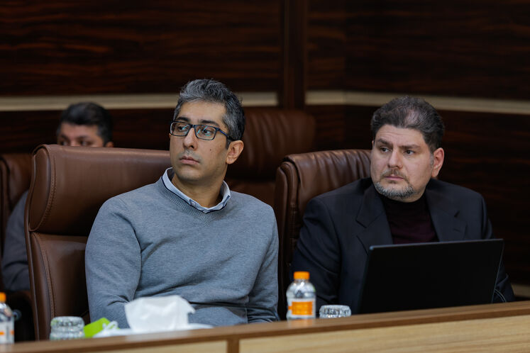 از راست: امیرمسعود بشری، رئیس امور ارتباط و اطلاع‌رسانی اداره‌کل روابط عمومی وزارت نفت و امیر دشتی، رئیس شبکه اطلاع‌رسانی نفت و انرژی