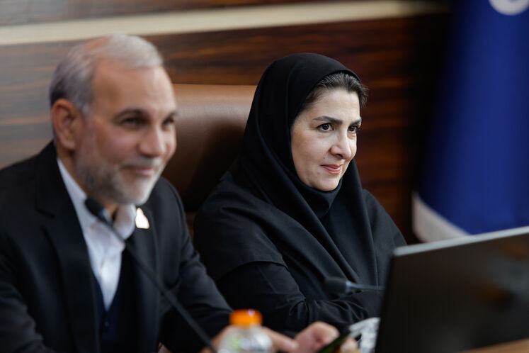 از راست: فاطمه کاهی، رئیس روابط عمومی شرکت ملی پالایش و پخش فرآورده‌های نفتی و سیدحسن موسوی، رئیس روابط عمومی شرکت ملی گاز ایران