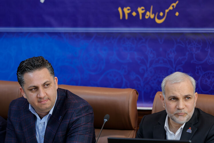 از راست: سیدحسن موسوی، رئیس روابط عمومی شرکت ملی گاز ایران (راست) و سامان قدوسی، سرپرست اداره‌کل روابط عمومی وزارت نفت