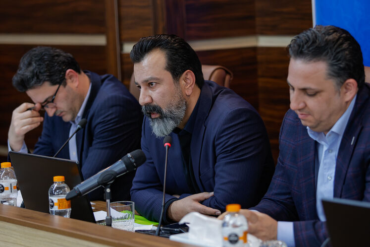 از راست: سامان قدوسی، سرپرست اداره‌کل روابط عمومی وزارت نفت، مسعود کشاورز، سرپرست روابط عمومی شرکت ملی نفت ایران و پیمان کریمی، سرپرست روابط عمومی شرکت ملی صنایع پتروشیمی