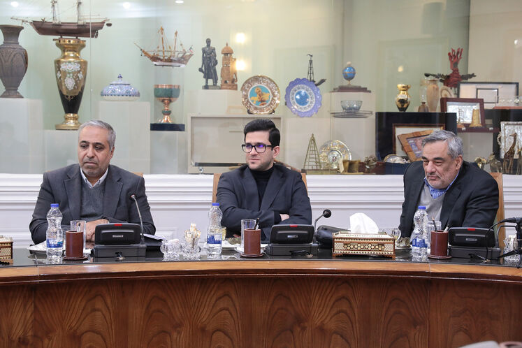 از راست: حمید بورد، مدیرعامل شرکت ملی نفت ایران، محمدصادق عظیمی‌فر، معاون وزیر نفت در امور پالایش و پخش و احمد زراعتكار، معاون برنامه‌ریزی وزیر نفت