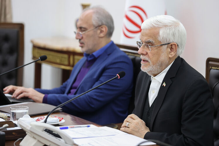 از راست: محمدرضا عارف، معاون اول رئیس‌جمهوری و سیدحمید پورمحمدی، رئیس سازمان برنامه و بودجه