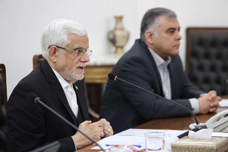 از راست:محسن پاک‌نژاد، وزیر نفت و محمدرضا عارف، معاون اول رئیس‌جمهوری، محمدرضا عارف، معاون اول رئیس‌جمهوری