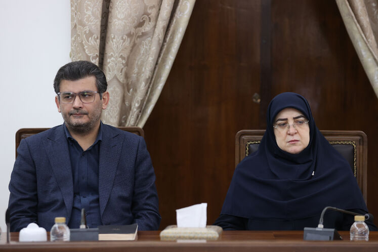 فاطمه مهاجرانی، سخنگوی دولت (سمت راست)