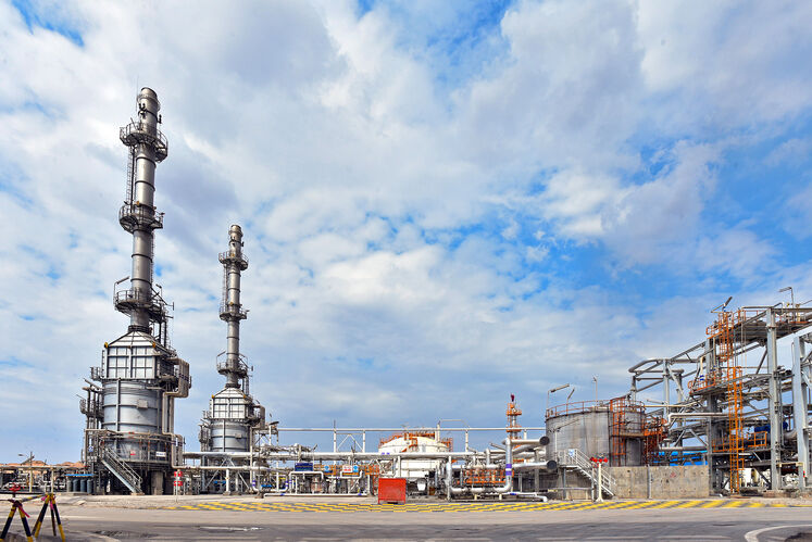 تأسیسات میدان نفتی آذر در بلوک اکتشافی اناران در استان ایلام