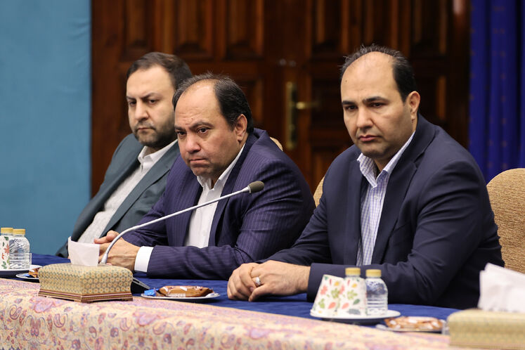 از راست: علی پورکبیریان، مدیر امور حقوقی شرکت ملی نفت ایران و رضا عاقبتی، مدیر مهندسی و توسعه شرکت ملی نفت ایران و محسن پیرهادی، معاون امور حقوقی و مجلس وزارت نفت