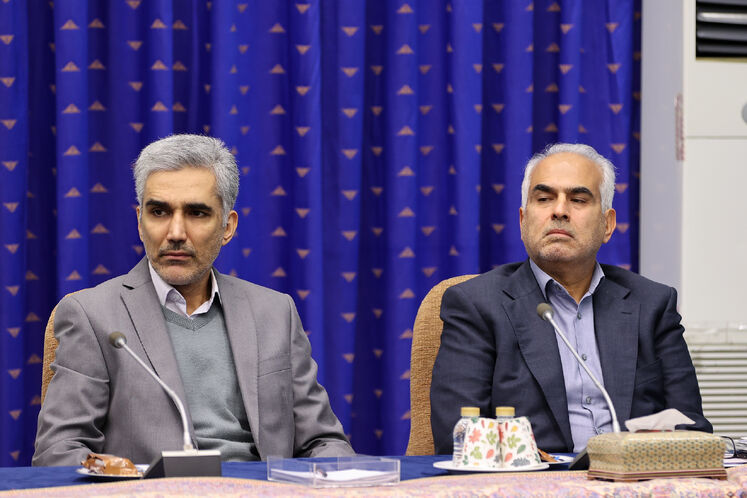 از راست: پیمان ایمانی، مدیرعامل شرکت نفت مناطق مرکزی ایران و امیر مقیسه، مدیر سرمایه‌گذاری و کسب‌وکار شرکت ملی نفت ایران