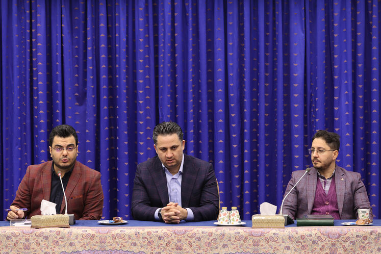 سامان قدوسی، سرپرست اداره‌ کل روابط عمومی وزارت نفت(وسط)