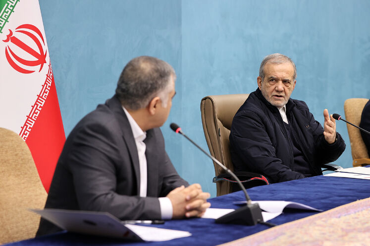 از راست: مسعود پزشکیان، رئیس‌جمهوری و محسن پاک‌نژاد، وزیر نفت