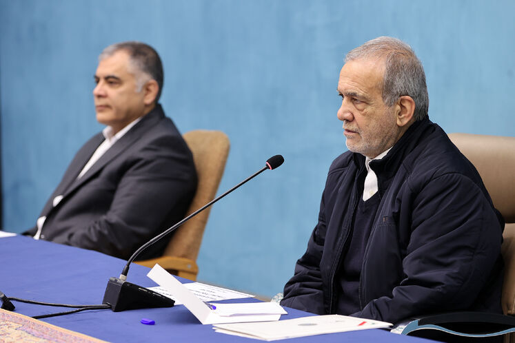 از راست: مسعود پزشکیان، رئیس‌جمهوری و محسن پاک‌نژاد، وزیر نفت