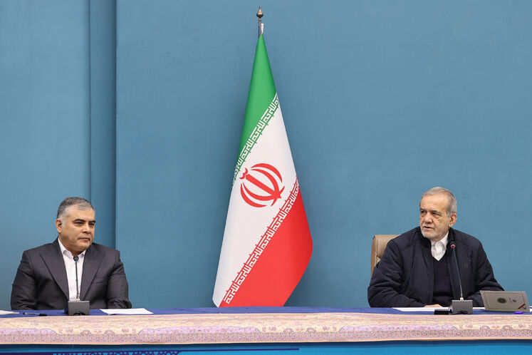 از راست: مسعود پزشکیان، رئیس‌جمهوری و محسن پاک‌نژاد، وزیر نفت