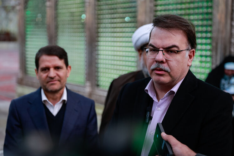 از راست: امید شاکری، معاون مهندسی، پژوهش و فناوری وزیر نفت و حسن عباس‌زاده، مدیرعامل شرکت ملی صنایع پتروشیمی