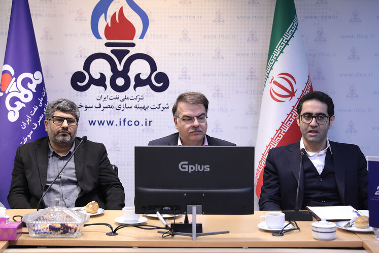 از راست:  محسن محمدپور، مدیرعامل شرکت بهینه‌سازی مصرف سوخت،  امید شاکری، معاون وزیر در امور مهندسی، پژوهش و فناوری و  سید مهدیا مطهری، مدیر پژوهش و فناوری شرکت ملی نفت ایران