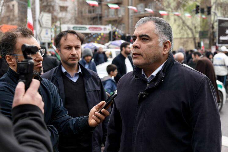 حضور محسن پاک‌نژاد، وزیر نفت در راهپیمایی چهل‌وهفتمین سالروز پیروزی انقلاب اسلامی