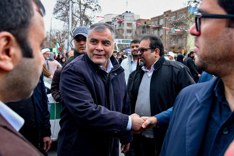 حضور محسن پاک‌نژاد، وزیر نفت در راهپیمایی چهل‌وهفتمین سالروز پیروزی انقلاب اسلامی