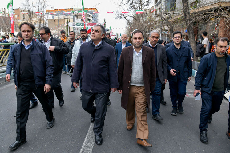 حضور محسن پاک‌نژاد، وزیر نفت در راهپیمایی چهل‌وهفتمین سالروز پیروزی انقلاب اسلامی