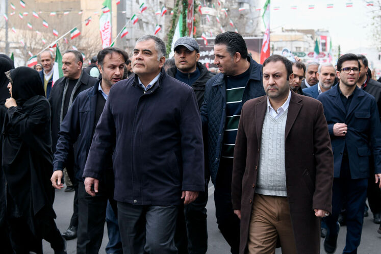 حضور محسن پاک‌نژاد، وزیر نفت در راهپیمایی چهل‌وهفتمین سالروز پیروزی انقلاب اسلامی