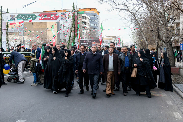 حضور محسن پاک‌نژاد، وزیر نفت در راهپیمایی چهل‌وهفتمین سالروز پیروزی انقلاب اسلامی