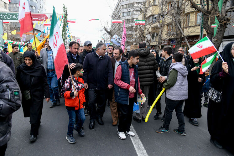 حضور محسن پاک‌نژاد، وزیر نفت در راهپیمایی چهل‌وهفتمین سالروز پیروزی انقلاب اسلامی
