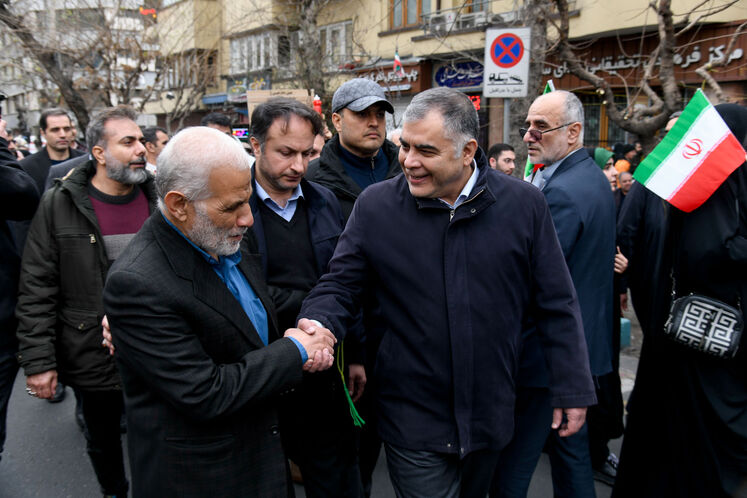 حضور محسن پاک‌نژاد، وزیر نفت در راهپیمایی چهل‌وهفتمین سالروز پیروزی انقلاب اسلامی