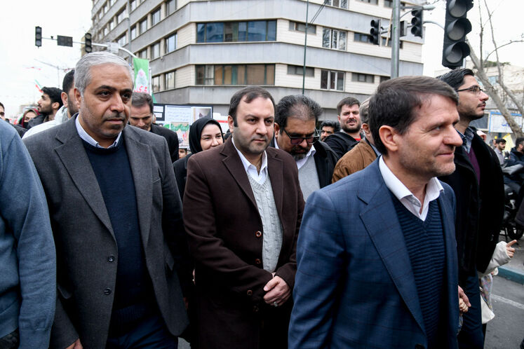 حسن عباس‌زاده، مدیرعامل شرکت ملی صنایع پتروشیمی، محسن پیرهادی، معاون امور حقوقی و مجلس وزارت نفت و احمد زراعتكار، معاون برنامه‌ریزی وزیر نفت