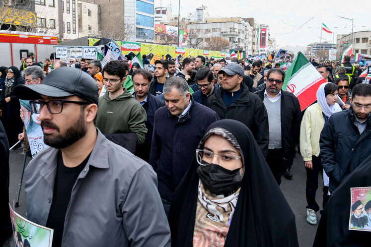 حضور محسن پاک‌نژاد، وزیر نفت در راهپیمایی چهل‌وهفتمین سالروز پیروزی انقلاب اسلامی