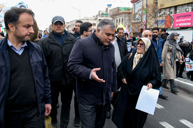 حضور محسن پاک‌نژاد، وزیر نفت در راهپیمایی چهل‌وهفتمین سالروز پیروزی انقلاب اسلامی