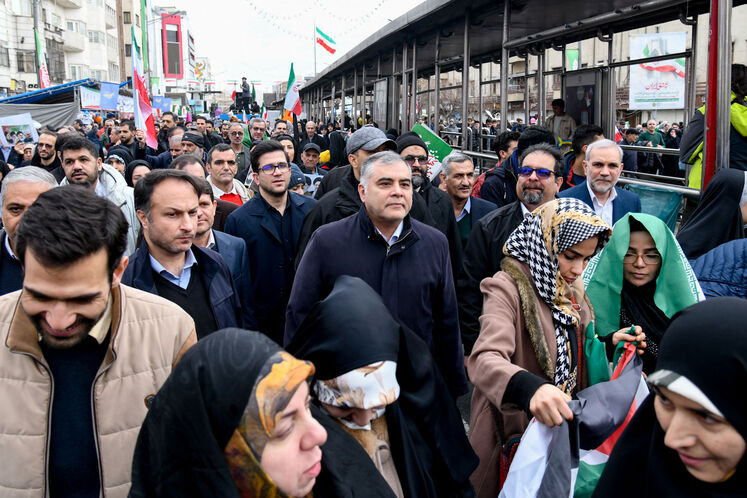 حضور محسن پاک‌نژاد، وزیر نفت در راهپیمایی چهل‌وهفتمین سالروز پیروزی انقلاب اسلامی