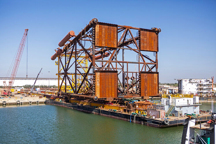 عملیات بارگیری نخستین جکت طرح توسعه میدان گازی فرزاد «ب»