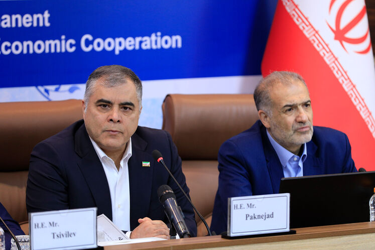 از راست: کاظم جلالی، سفیر ایران در روسیه و محسن پاک‌نژاد، وزیر نفت