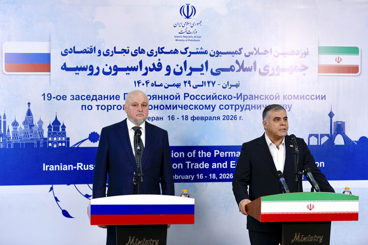 از راست: محسن پاک‌نژاد، وزیر نفت و سرگئی تیسیلیوف، وزیر انرژی فدراسیون روسیه