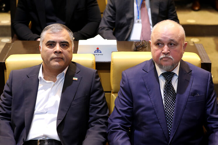 از راست: محسن پاک‌نژاد، وزیر نفت و سرگئی تیسیلیوف، وزیر انرژی فدراسیون روسیه