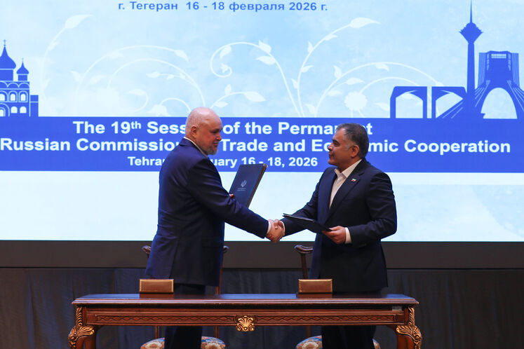 از راست: محسن پاک‌نژاد، وزیر نفت و سرگئی تیسیلیوف، وزیر انرژی فدراسیون روسیه