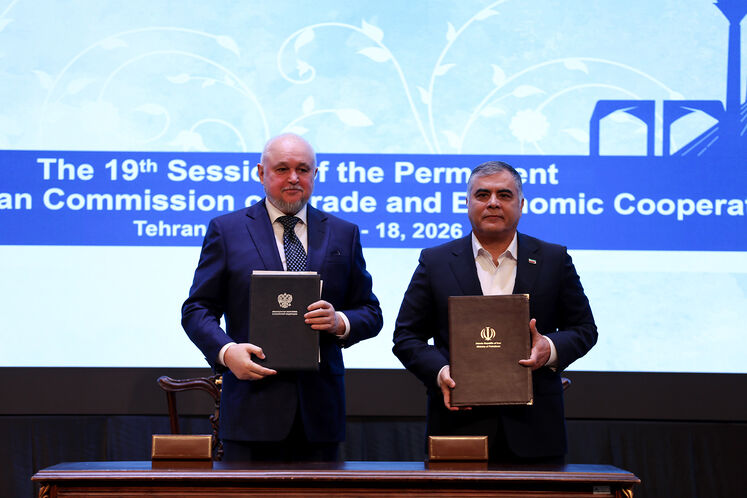 از راست: محسن پاک‌نژاد، وزیر نفت و سرگئی تیسیلیوف، وزیر انرژی فدراسیون روسیه