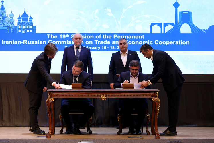 امضای تفاهم‌نامه میان عظیم کلانتری اصل، رئیس پژوهشگاه صنعت نفت و اشپاک آندری ولادیمیرویچ، مدیرعامل شرکت سهامی ارت خیمیا