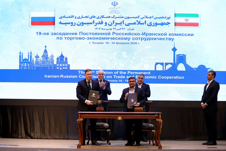 امضای تفاهم‌نامه میان عظیم کلانتری اصل، رئیس پژوهشگاه صنعت نفت و اشپاک آندری ولادیمیرویچ، مدیرعامل شرکت سهامی ارت خیمیا